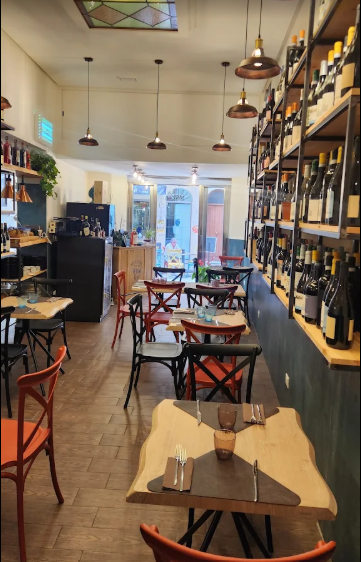 Sala interna con vini in esposizione